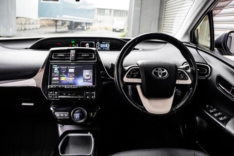 2017 Toyota Prius PHV S Hybrid - Thumbnail
