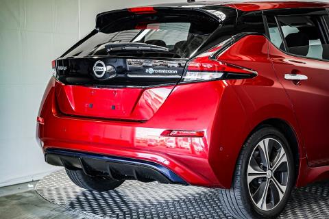2017 Nissan Leaf 40G 87% SOH - Thumbnail