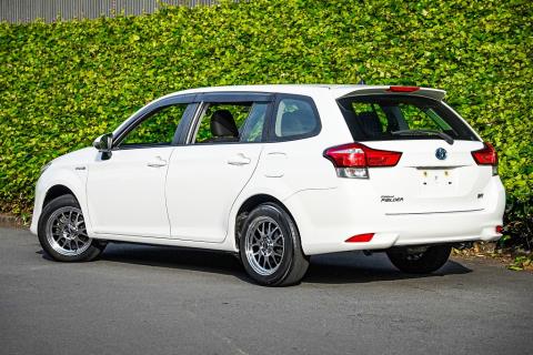 2017 Toyota Corolla Fielder Hybrid - Thumbnail