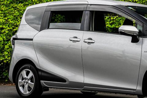 2015 Toyota Sienta Hybrid 7 Seater - Thumbnail