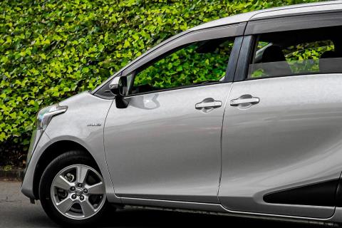 2015 Toyota Sienta Hybrid 7 Seater - Thumbnail