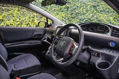 2015 Toyota Sienta Hybrid 7 Seater - Thumbnail