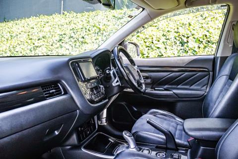 2016 Mitsubishi Outlander PHEV - Thumbnail