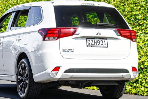 2016 Mitsubishi Outlander PHEV - Thumbnail