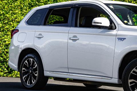 2016 Mitsubishi Outlander PHEV - Thumbnail