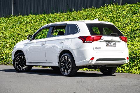 2016 Mitsubishi Outlander PHEV - Thumbnail