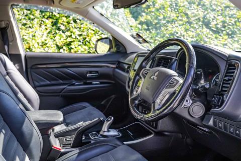 2016 Mitsubishi Outlander PHEV - Thumbnail