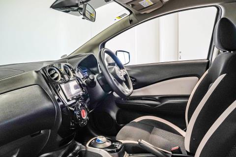 2017 Nissan Note e-Power X - Thumbnail
