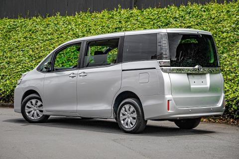 2019 Toyota Voxy 4WD 8 Seater - Thumbnail
