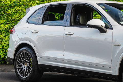 2018 Porsche Cayenne S E-Hybrid - Thumbnail