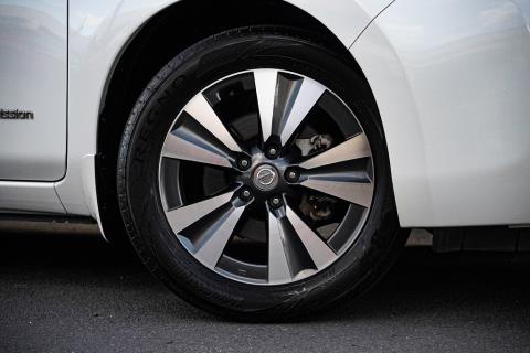 2017 Nissan Leaf 30X 70% SOH - Thumbnail