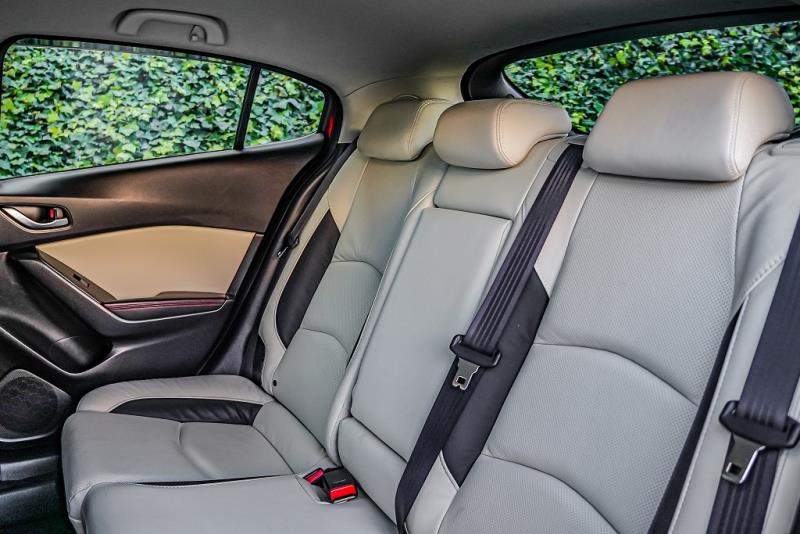 2015 Mazda Axela 20S / 3 Ltd