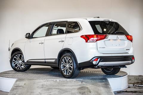2015 Mitsubishi Outlander 7 Seater - Thumbnail