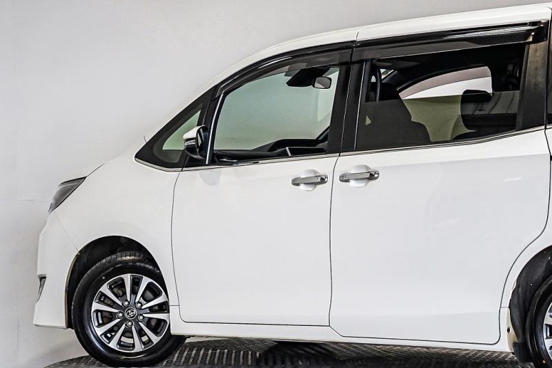 2018 Toyota Esquire / Voxy