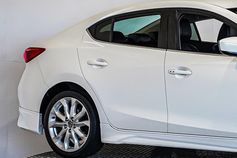 2015 Mazda Axela Hybrid / 3 Ltd