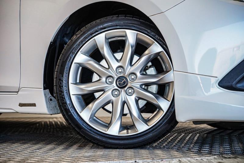 2015 Mazda Axela Hybrid / 3 Ltd