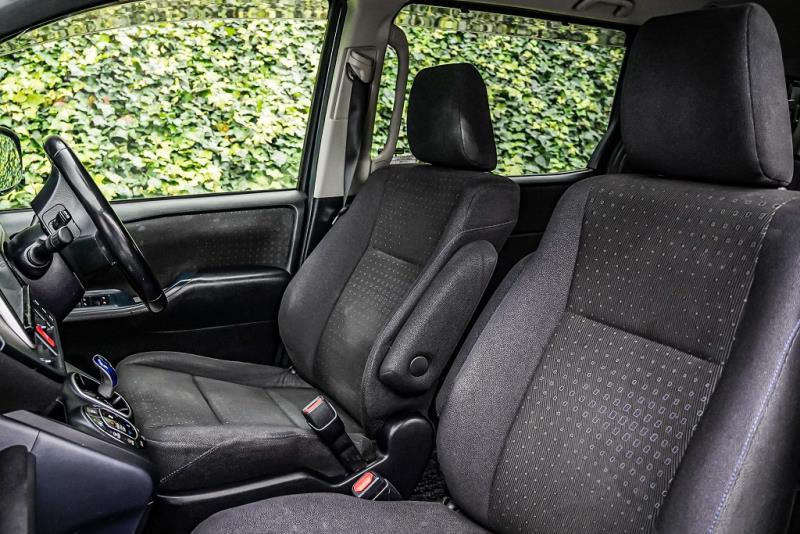 2014 Toyota Voxy Hybrid / Noah
