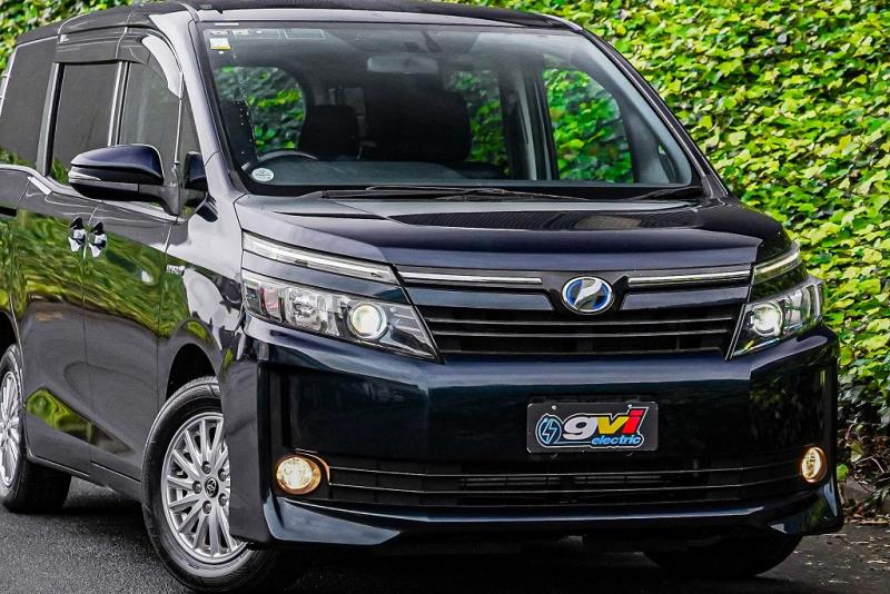 2014 Toyota Voxy Hybrid / Noah