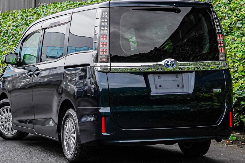 2014 Toyota Voxy Hybrid / Noah