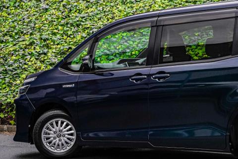 2014 Toyota Voxy Hybrid / Noah - Thumbnail