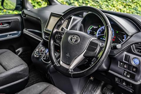 2014 Toyota Voxy Hybrid / Noah - Thumbnail