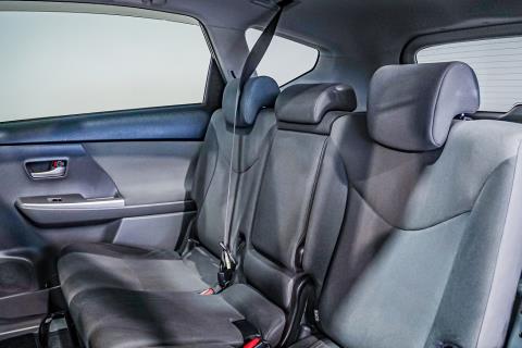 2012 Toyota Prius Alpha S - Thumbnail