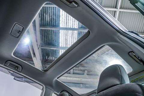 2012 Toyota Prius Alpha S - Thumbnail