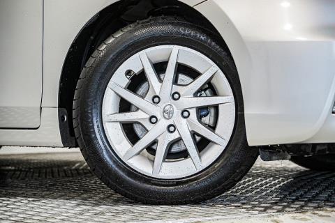 2012 Toyota Prius Alpha S - Thumbnail