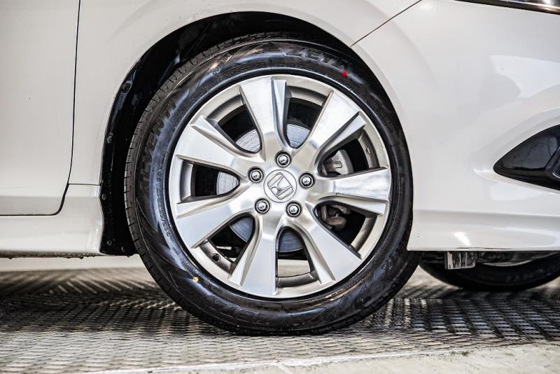 2016 Honda Jade Hybrid / Shuttle