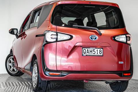 2015 Toyota Sienta Hybrid G - Thumbnail