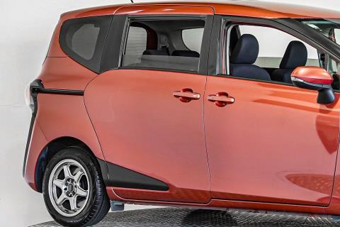 2015 Toyota Sienta Hybrid G - Thumbnail