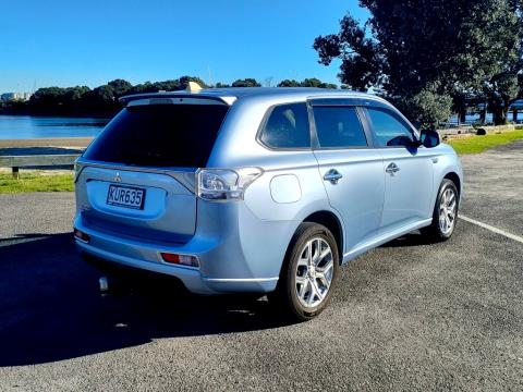 2013 Mitsubishi Outlander PHEV 4WD - Thumbnail