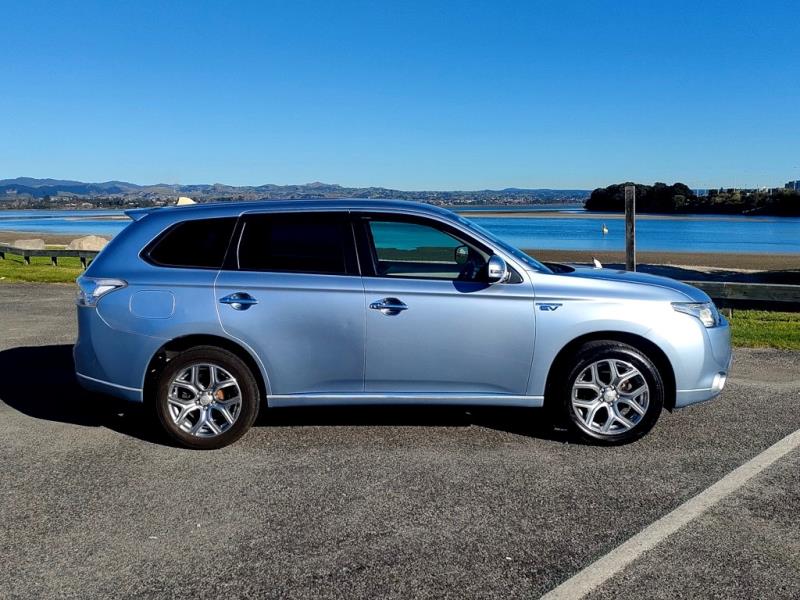 2013 Mitsubishi Outlander PHEV 4WD