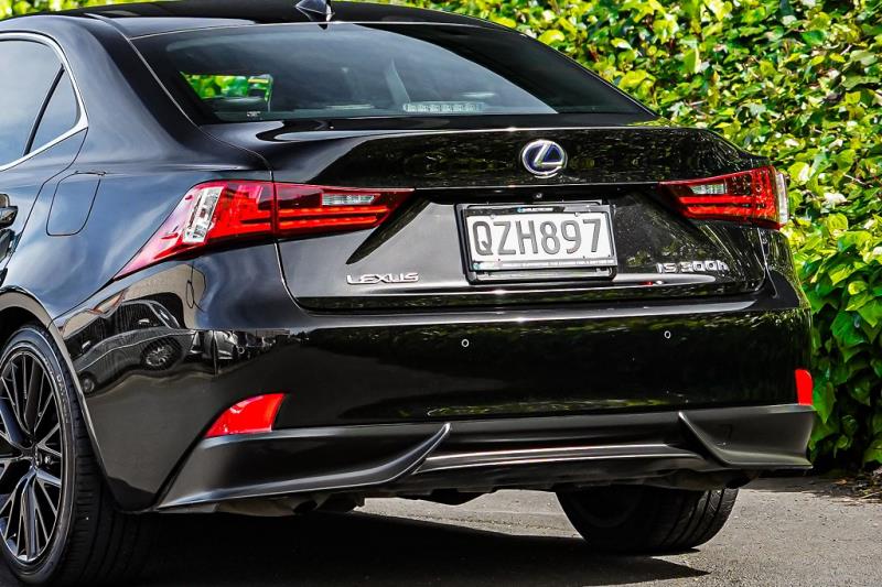 2015 Lexus IS 300H