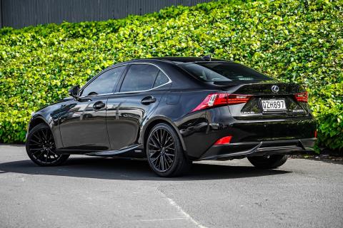 2015 Lexus IS 300H - Thumbnail