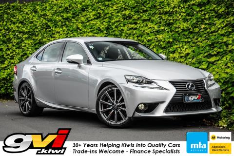 2013 Lexus IS 300h - Thumbnail