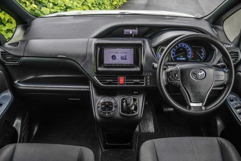 2015 Toyota Voxy Hybrid / Noah - Thumbnail