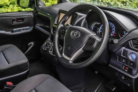 2015 Toyota Voxy Hybrid / Noah - Thumbnail