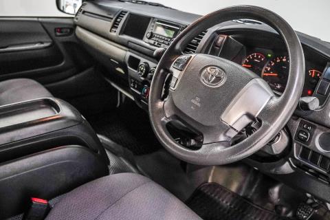 2017 Toyota Hiace Minibus 12 Seater - Thumbnail