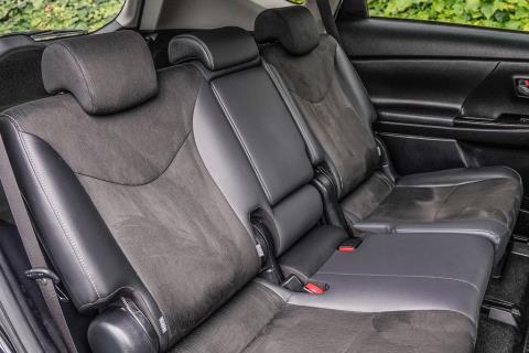 2014 Toyota Prius Alpha G Hybrid - Thumbnail