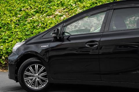 2014 Toyota Prius Alpha G Hybrid - Thumbnail