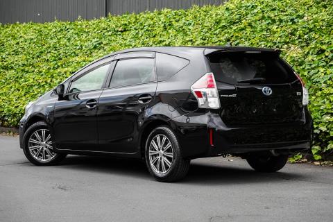 2014 Toyota Prius Alpha G Hybrid - Thumbnail