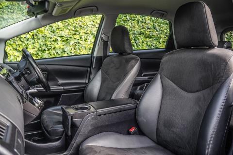 2014 Toyota Prius Alpha G Touring - Thumbnail