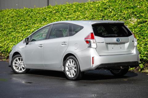 2014 Toyota Prius Alpha G Touring - Thumbnail