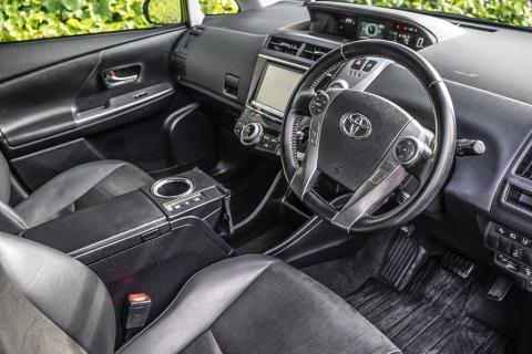 2014 Toyota Prius Alpha G Touring - Thumbnail