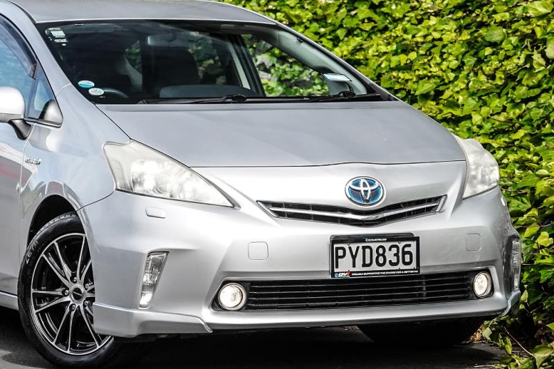 2013 Toyota Prius Alpha Hybrid