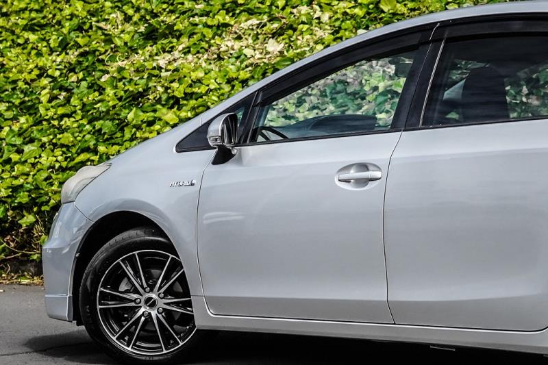 2013 Toyota Prius Alpha Hybrid