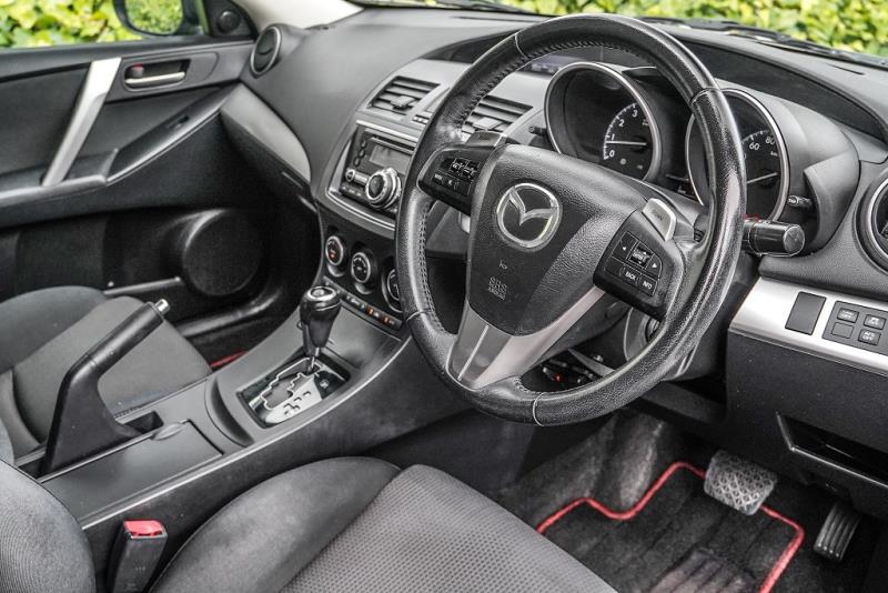 2011 Mazda Axela 20S / 3 Sport