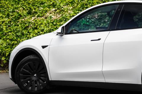 2022 Tesla Model Y RWD - Thumbnail