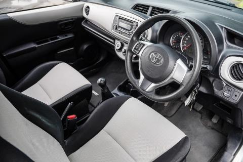 2011 Toyota Yaris YR / Vitz - Thumbnail